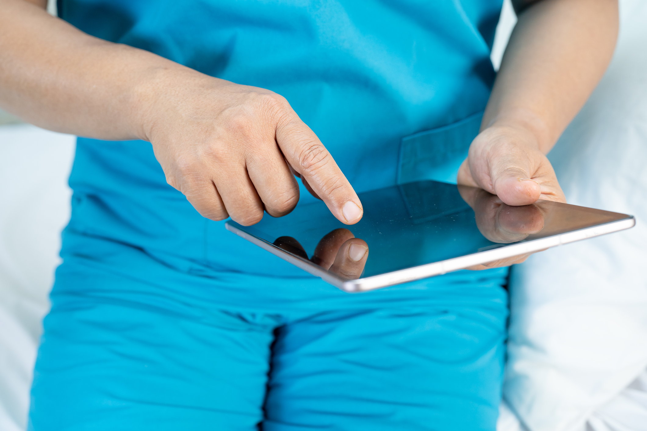 Enfermera consulta en la tablet